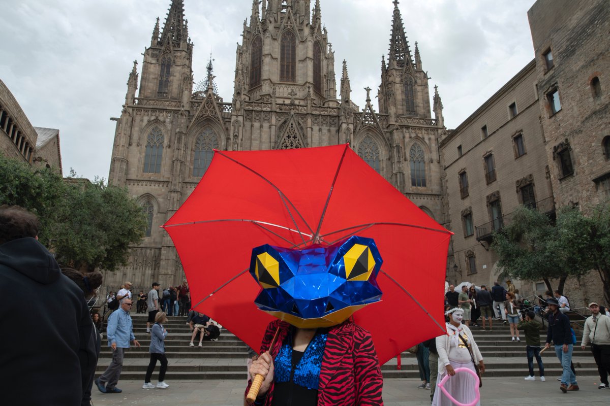 🐸 Vols participar en un espectacle de #FiraTàrrega2025?

La companyia Banda Esfèrica busca 4 persones a partir de 16 anys amb interès en el llenguatge del moviment per participar en el projecte  Granotes al cel, aigua a la terra!

Llegeix el fil i participa⬇️
