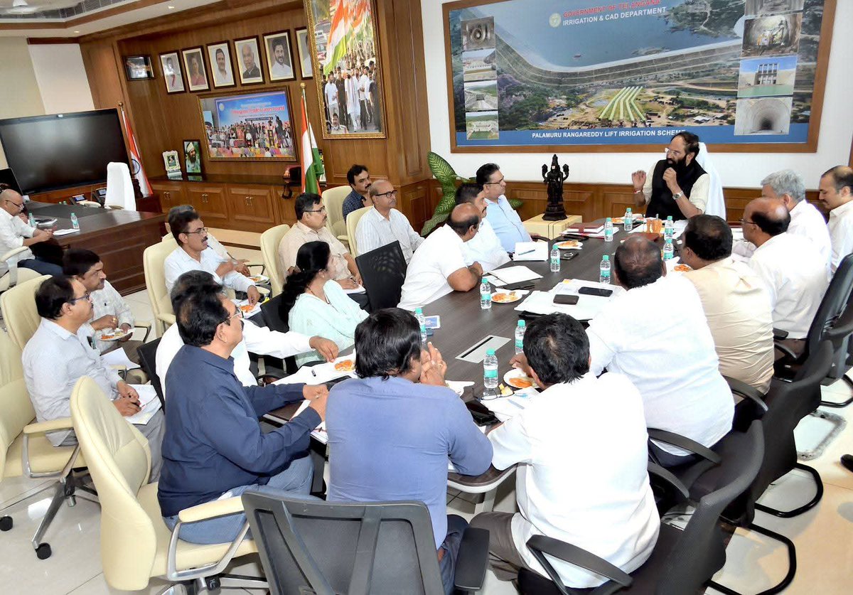 Vikram518646721's tweet photo. Rash Irrigation Minister Uttam Kumar Reddy has ordered officials to take strict measures to strengthen the irrigation department central design department
Reforms should be undertaken in full swing
#Modern knowledge should be implemented
Projects designs with #timebound
#Fill https://t.co/MgLTA9LC7K