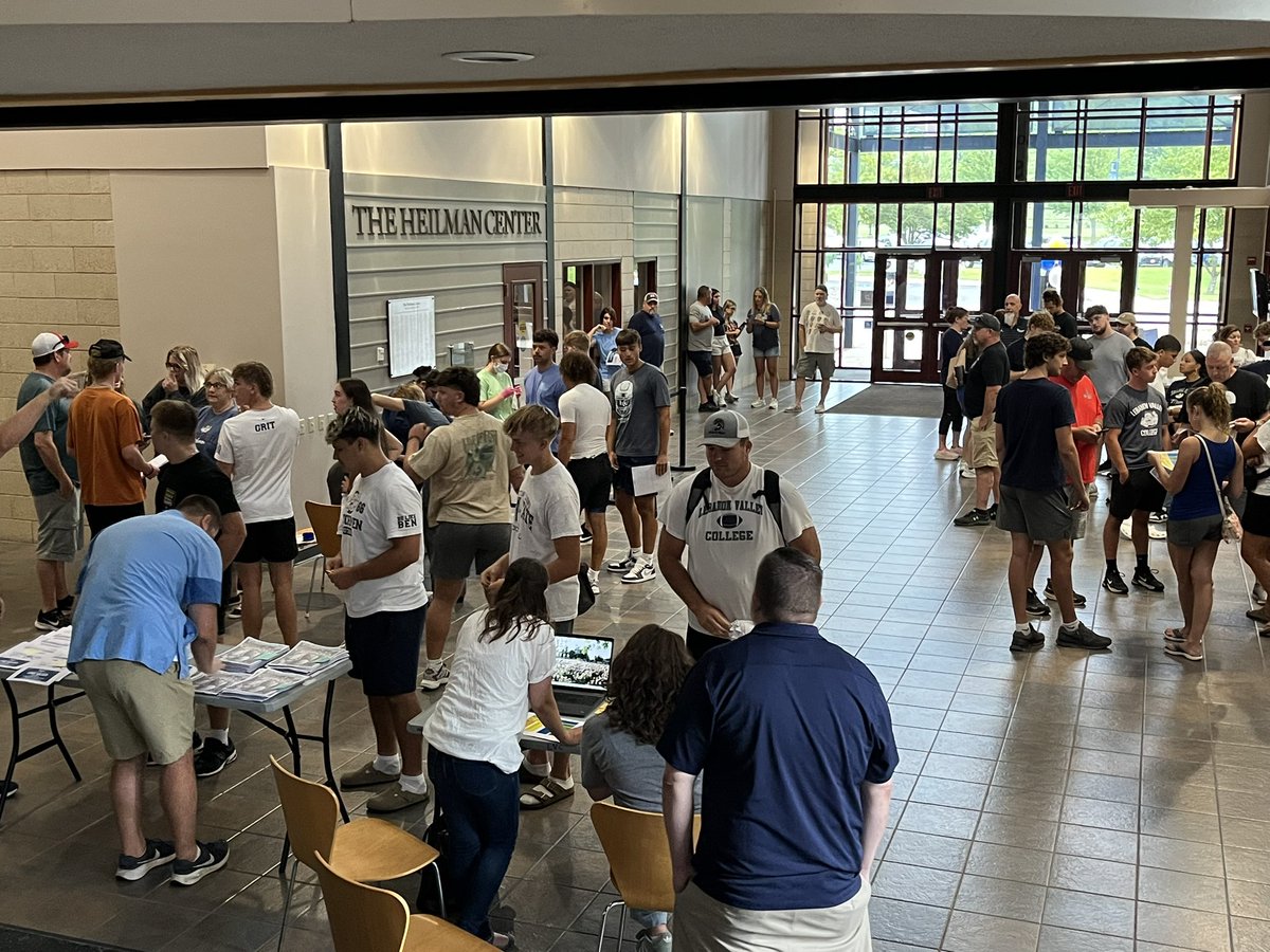 juliebeidler's tweet photo. First group arriving for @LVCFootball Report Day https://t.co/3OsNvMiF75