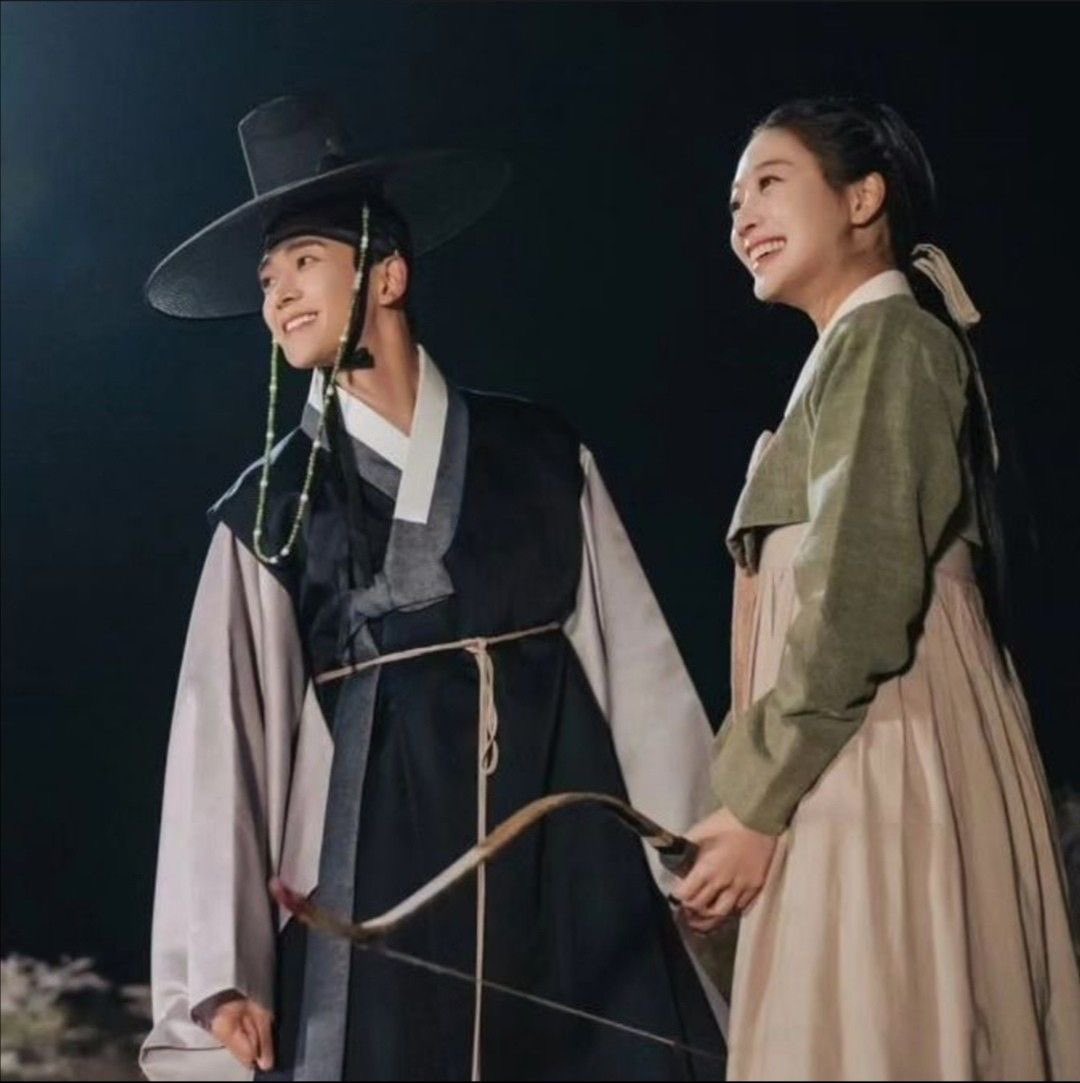 Eski hayatında kız acı çekerek ölmesin diye kendisi öldürüp laneti üzerine alan Kdrama erkeği… bugün de bu detaya ağlıyorum

#destinedwithyou