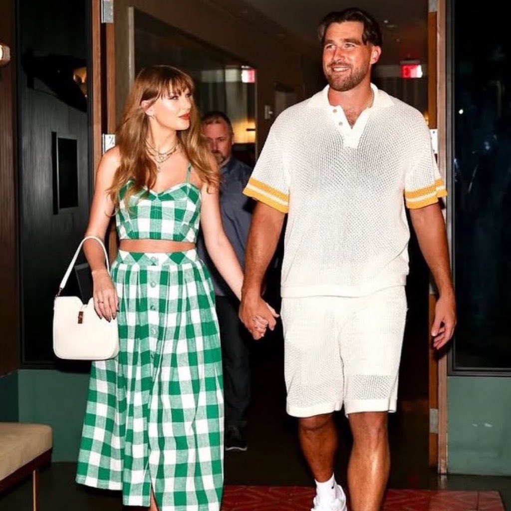 Travis Kelce para a GQ sobre o que ele e Taylor têm em comum e a ética de trabalho dela como performer:

“Eu nunca tinha vivido algo parecido, ter uma parceira que entende o escrutínio, que entende os altos e baixos de estar na frente de milhões de pessoas. Isso era muito