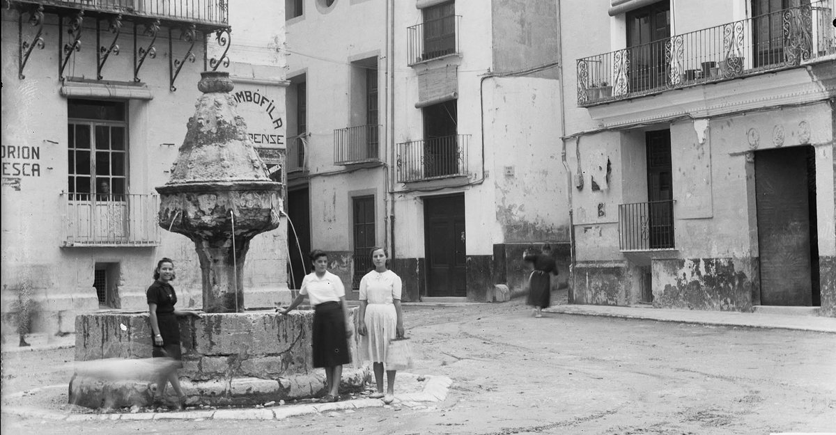Xavier Cerdà (@xavibarbeta) on Twitter photo Xàtiva, la Costera, primer terç del segle XX. Xiques a la Font Reial de la Trinitat. 
📷 Carlos Sarthou Carreres
Col·lecció Sarthou
Font: Arxiu General i Fotogràfic, Diputació de València Xàtiva, la Costera, primer terç del segle XX. Xiques a la Font Reial de la Trinitat. 
📷 Carlos Sarthou Carreres
Col·lecció Sarthou
Font: Arxiu General i Fotogràfic, Diputació de València