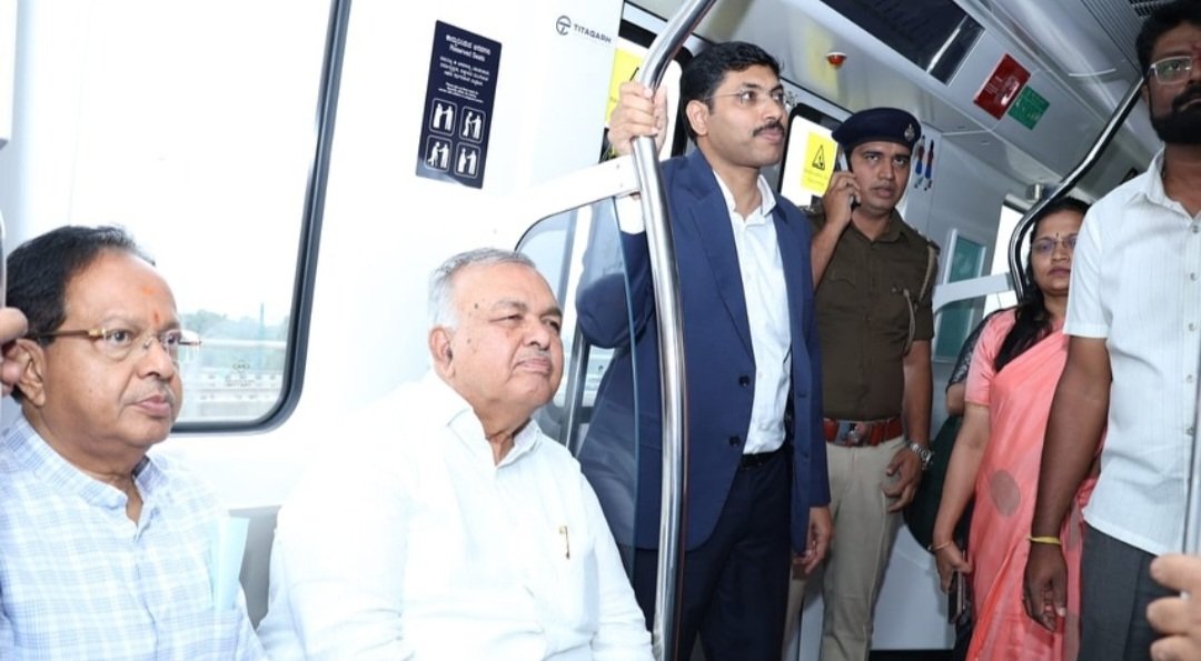 DarshanDevaiahB's tweet image. Transport Minister Ramalinga Reddy @RLR_BTM today took the newly inaugurated #YellowLine #BengaluruMetro to Electronics City, where he launched BMTC’s metro feeder bus services for stations along the corridor.