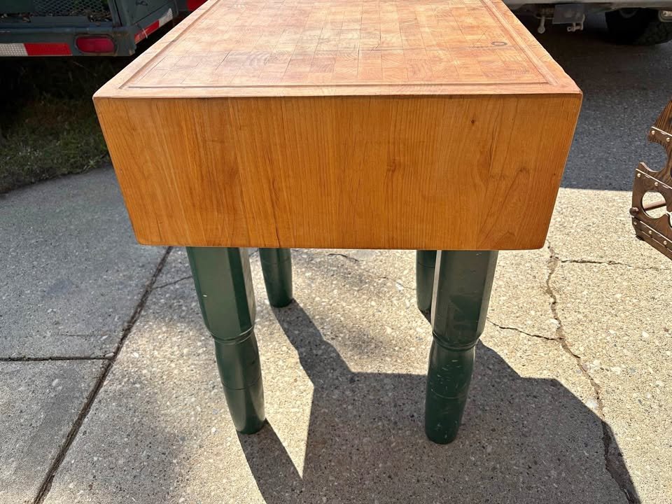 BSwirlsi's tweet photo. Somebodies selling a butcher block for $350...I don't Need it...but It's definitely a Want it... #AlwaysWantedtoBeaButcher #ImNotRight https://t.co/QwNctx5bBH