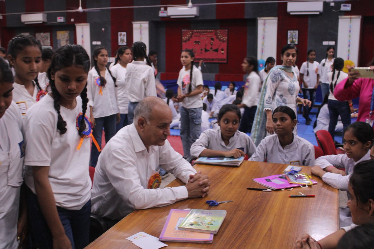 Bookwormwork1's tweet photo. #dillikokoodeseazadi
#SwachhBharatMission
#cleanlinessdrive
#cleanlinesspledge
#ambassadorsforchange

@gupta_rekha
@ashishsood_bjp
When youth come together, real change begins. I am delighted to share that we saw a glimpse of this change while facilitating a cleanliness awareness drive in SKV, Prashant Vihar recently, where 100+ young learners became cleanliness ambassadors,  identified cleanliness problems in their vicinity. From these investigations grew Solution Gardens - creative spaces where their ideas bloomed. These gardens became symbols of hope, action, and student-led innovation. 
Through ideas, action, and connection, they pledged to shape a more considerate world where true transformation begins. Thank you @inclusiveduniya for helping build this understanding in our schools. 
Gratitude to OSD Library Sh. Rakesh Dahiya Sir for presiding over the event and engaging with the students.