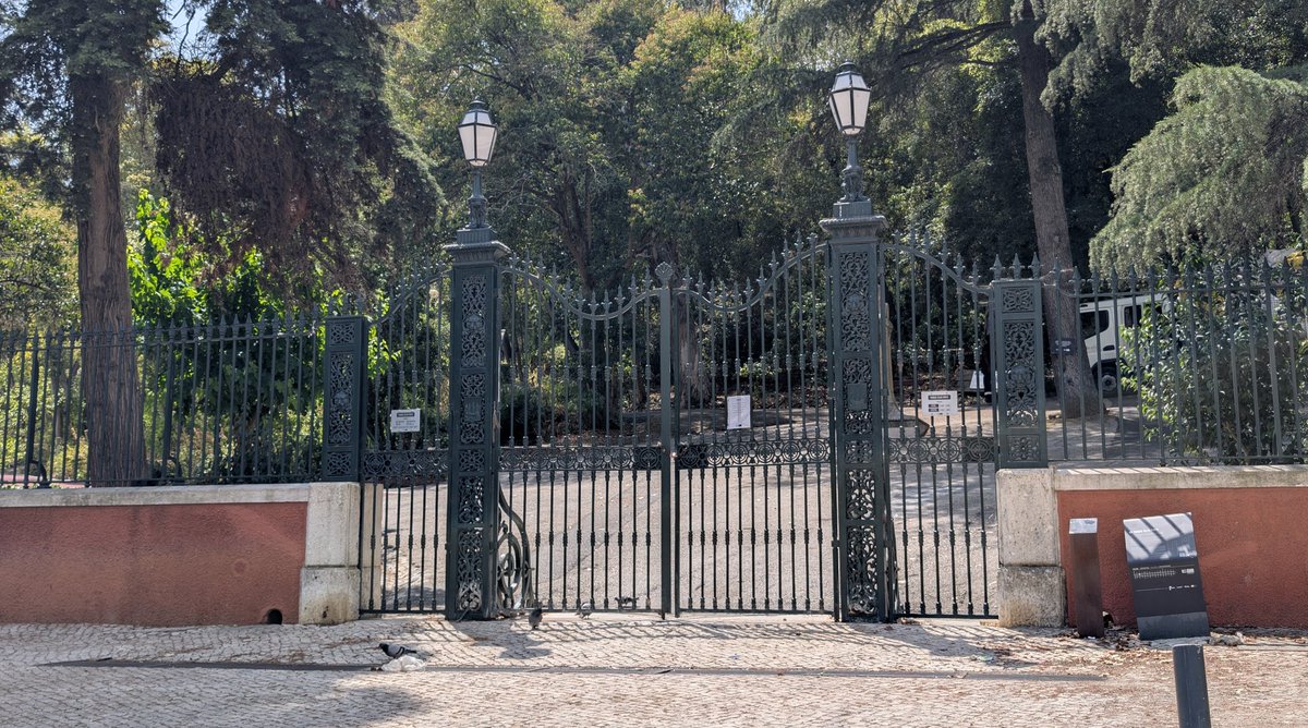 Estão 37º em Lisboa.

O que fazem os parasitas?

Fecham os parques, não vão os miúdos e os velhotes procurar um local para se refrescarem.

Ninguém inventa disto.
