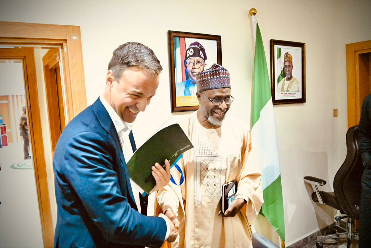 FMEnvng's tweet photo. Ministry of @FMEnvng &amp; @UNICEF_Nigeria are teaming up on the Green Rising Initiative to empower 500k+ youth in afforestation, waste management &amp; renewable energy by 2030 driving grassroots action toward Nigeria’s 2060 net-zero goal. https://t.co/UvXB1apjUF