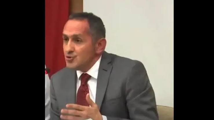 Avukat Rezan Epözdemir'in gözaltına alındığı soruşturmanın derinleştirildiği, bu kapsamda yeni gözaltı kararları olduğu öğrenildi.

Gazeteci Emrullah Erdinç'in aktardığına göre, gözaltı kararı verilenler arasında Epözdemir ile bağlantılı olduğu öne sürülen eski Cumhuriyet Savcısı