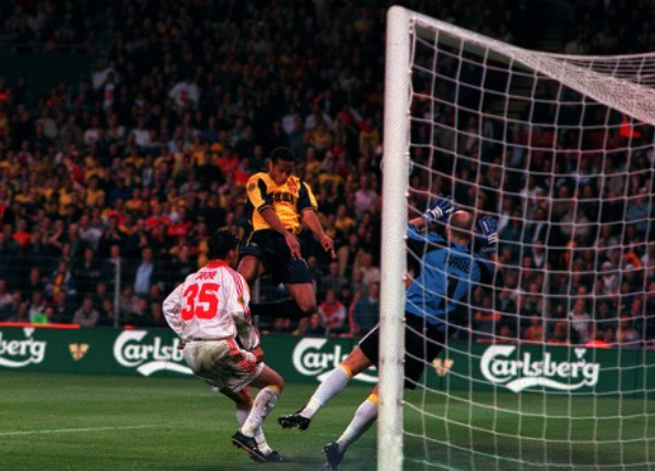 " Hayat durdu" klişesinin görsel hali.

Uefa Kupası finalinde Henry'nin kafa vuruşunu Taffarel'in çıkarttığı an tüm Galatasaraylılar için hayatın durduğu andır.