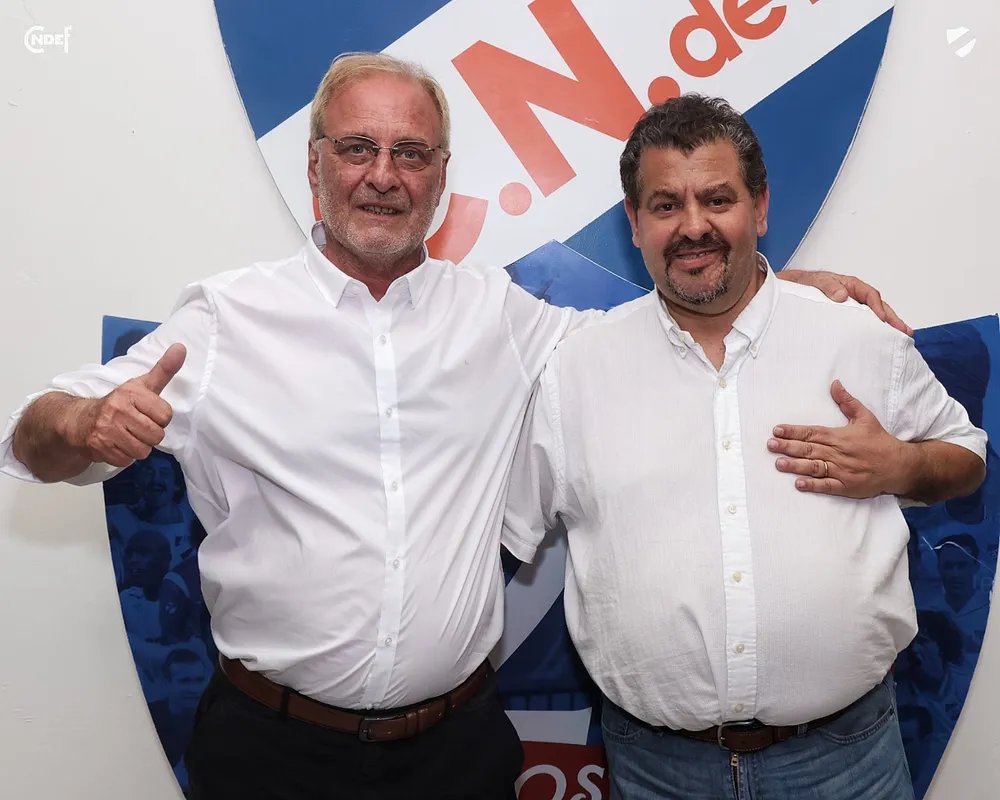 La decisión que Pablo Peirano continúe en el club fue básicamente de Ricardo Vairo , Flavio Perchman y Federico Britos. El resto de la directiva estaba a favor de la destitución .