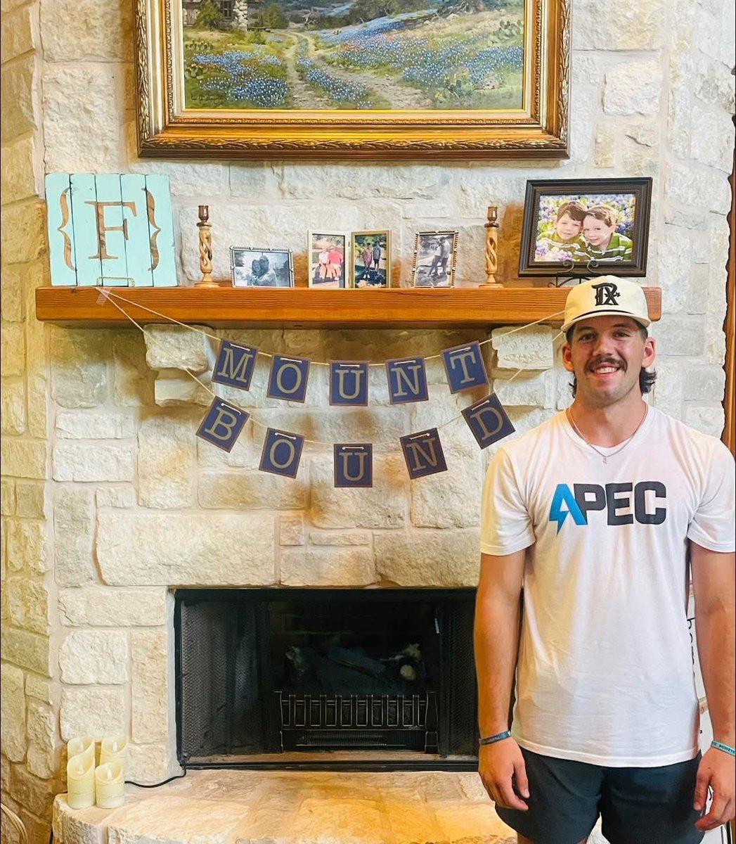erinvfranklin's tweet photo. Today is the big day - @andersonf04 is off to college!! Please pray for safe travels & for all 4 of us during this time of transition💙🙏 #mountbound https://t.co/QLQWIGCudb