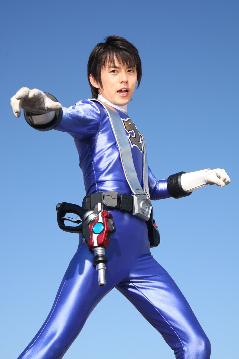 ShinwaKataoka's tweet photo. ガラケー世代のゴーオンブルーがＳＮＳのトレンドになるって…すごくない？笑
１７年が経ちました。覚えてくれていて嬉しいっす。ゴーオンジャーはいつまでも元気だから。みんなも健やかにね。ありがとう。

#スーパー戦隊50周年 https://t.co/ZitZY3gIRo