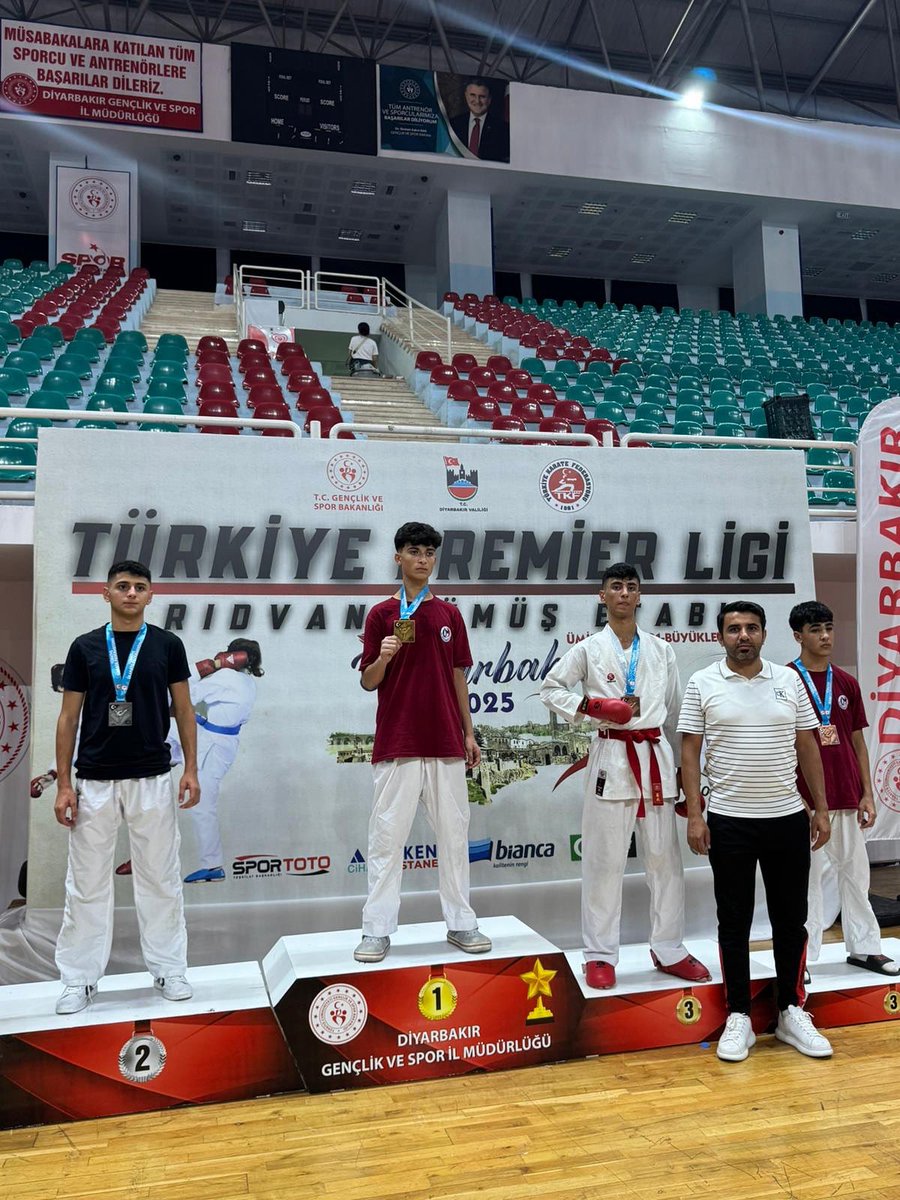 GSB_Mardin's tweet photo. 8-10 Ağustos 2025 tarihleri arasında Diyarbakır ilinde düzenlenen  ve 2000 sporcunun katılımıyla gerçekleştirilen Türkiye Karate Şampiyonasında sporcumuz Civan Bedir, Ümit Gençler kategorisinde Türkiye üçüncüsü olmuştur.

Bu başarısıyla İsviçre’nin  Basel kentinde yapılacak olan Open Karate Şampiyonası’nda ülkemizi temsil etme hakkı kazanan sporcumuzu ve antrenörünü İl Müdürlüğümüz adına tebrik ediyor, katılacağı şampiyonada başarılar diliyoruz. 🥋🇹🇷

#Karate #MardinGSB #Başarı