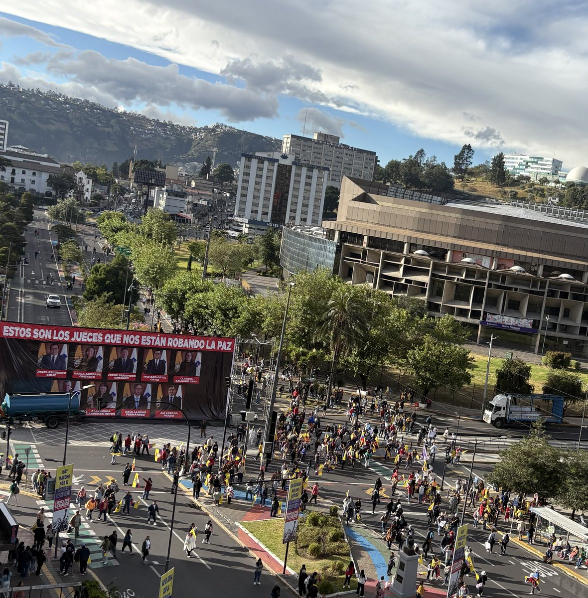 mariodaviddx's tweet photo. Increíble e impresentable lo que está haciendo el gobierno. Esto es un grave atentado a la democracia y, sobre todo, a la inteligencia. 

¿A cuál “paz” se refiere el cartel? https://t.co/xpZG1N1z7t