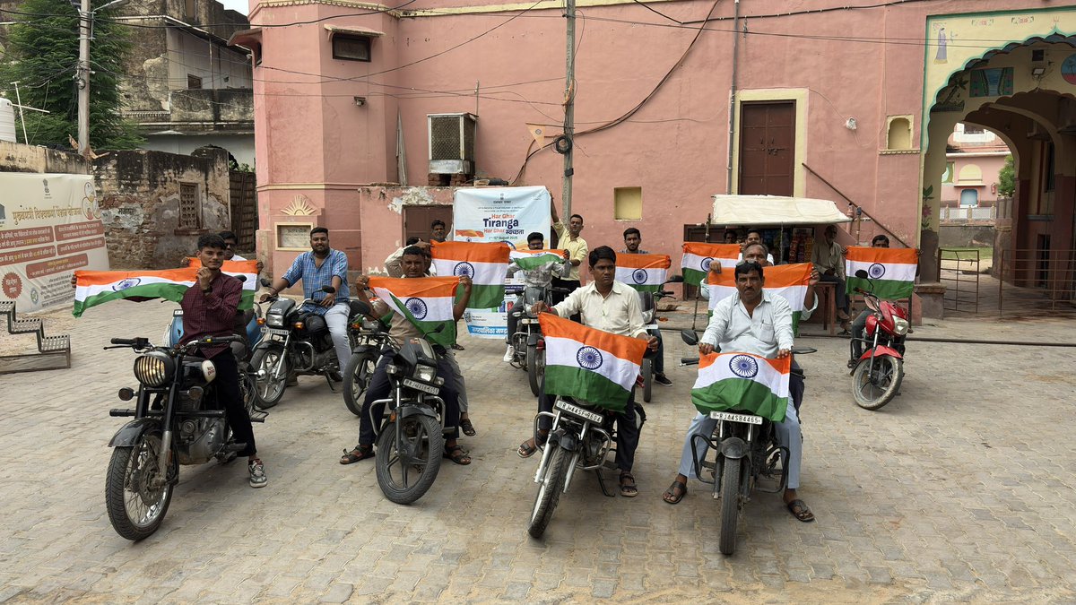 npbbidasar's tweet photo. Tiranga bike rally organised by ULB bidasar (800471)
@SwachhBharatGov 
@DmChuru 
@RajCMO #HarGharTirangahargharswachhta 
#CTCrajasthan https://t.co/BiR1JOMUfZ