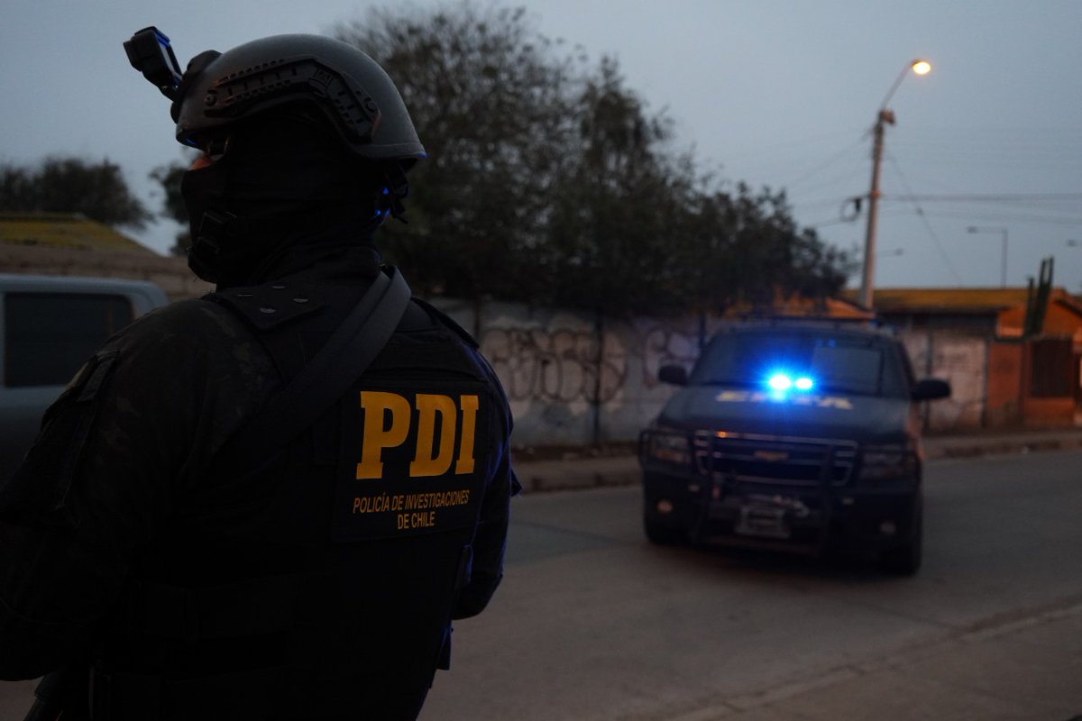 PDI_Coquimbo's tweet photo. Saludamos a nuestros agentes policiales, hombres y mujeres que trabajan codo a codo con los detectives en cada jornada.
Con agradecimiento, valoramos su compromiso, profesionalismo y entrega que se refleja diariamente en el cumplimiento de sus funciones y servicio a la comunidad. https://t.co/1VaomnMKq2