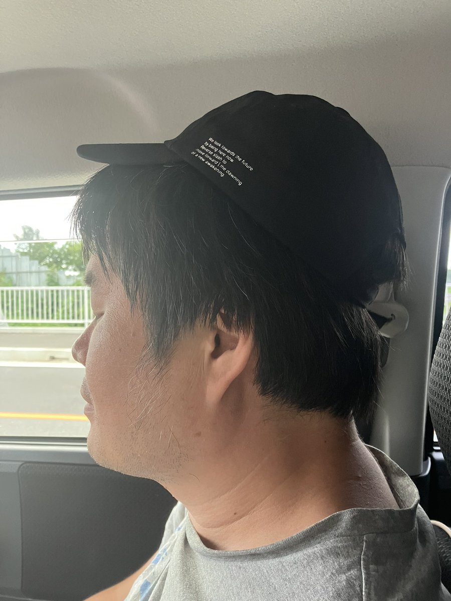 sacchinrag's tweet photo. 帽子かぶってるというか乗っけてるだけに見えるね
レンタカーでドライブ中🚗 https://t.co/obiLzfauds