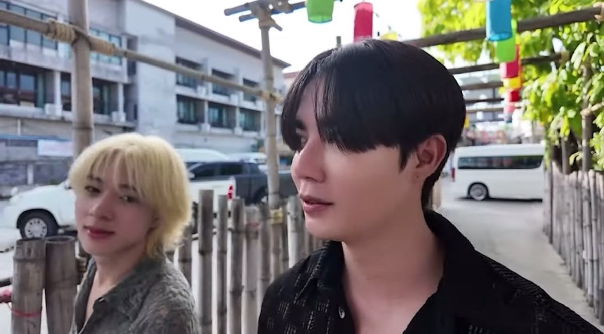 ตอนเปิดด้วยอันนี้ก็ไม่คิดเหมือนกันว่าพี่ชายกุมันจะเว่าปิดด้วยคำว่าน้องชมฝรั่งหล่อ แล้วบอกว่าตัวเองเป็นฝรั่ง ที่บอกว่าหึงจริง ก็แปลว่าหึงจริงชมใครหล่อไม่ได้เพราะพี่จะหล่อในสายตาหนูคนเดียว5555555555555555555555 #ZeeNuNewVlogInSamui