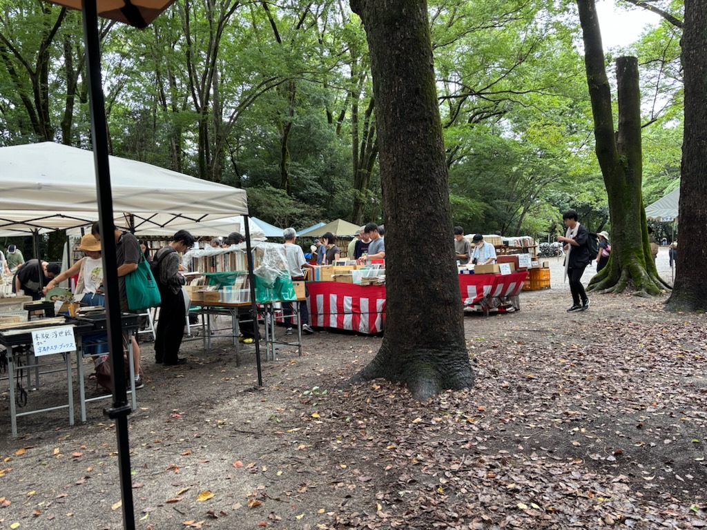 koshoken's tweet image. 第38回下鴨納涼古本まつりの２日目、昨日が中止でしたので、事実上の初日にお足もとの悪い中たくさんのご来場、お買上誠にありがとうございました。明日も今日よりもたくさんの本を用意してお待ちしております。