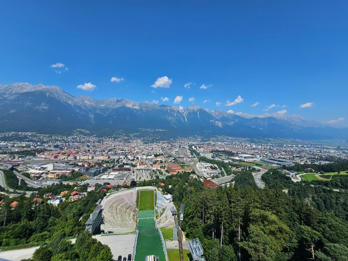 Skoro Real Madryt gra w takim miejscu, i to jeszcze w urodziny, to aż żal nie pojechać zainaugurować sezon. Widziałem naszych w wielu sceneriach, ale ta jest 🔝 
W tle stadion, a zdjęcie zrobione z Bergiselschanze, gdzie Orzeł z Wisły rozpoczął Małyszomanię. Zero potrzeb 😜🤍