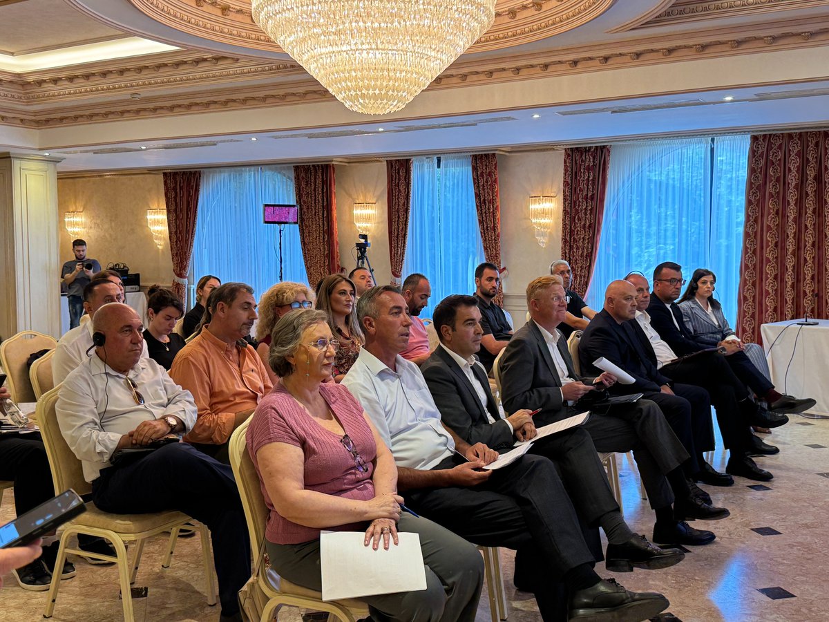 UNDP_Kosovo's tweet photo. New partnerships formed under the #EU-funded #ReLOaD3 project, as five municipalities, Gllogoc/Glogovac, Gjakovë/Đakovica, Malishevë/Mališevo, Vushtrri/Vučitrn and Istog/Istok join the initiative to strengthen local governance & civil society cooperation. #UNDPEUPartnership https://t.co/ZQQ57kPMZt