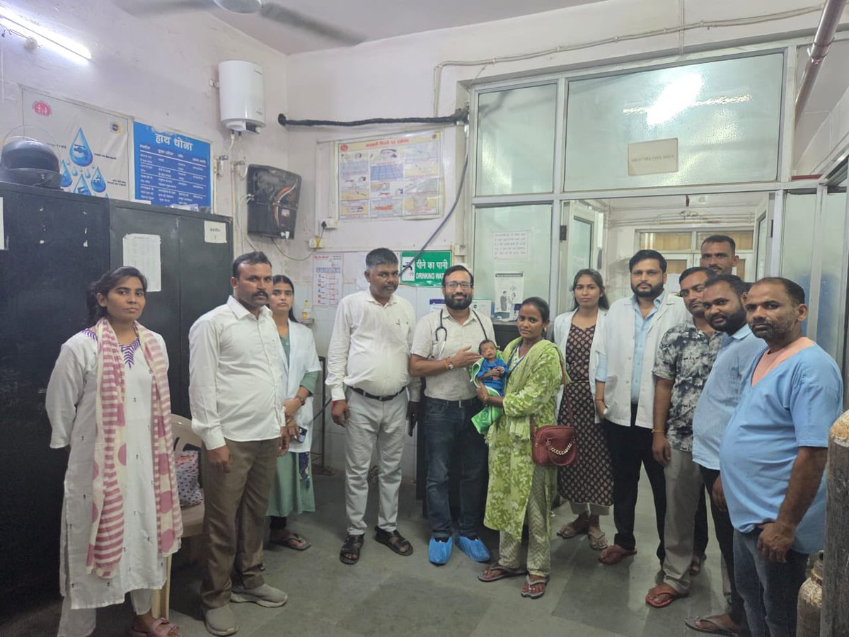 hichkialert's tweet image. श्रावस्ती। 27/07/25 को अस्पताल के इमरजेंसी टॉयलेट में मिली अज्ञात महिला शिशु अब पूरी तरह स्वस्थ।
आज SNCU से डिस्चार्ज कर Child Welfare Committee व पुलिस की देखरेख में Bal Shishu Grih, Gonda भेजा गया 
#Shravasti #SNCU #HopeForFuture #SafeHands #Gonda #HumanityFirst