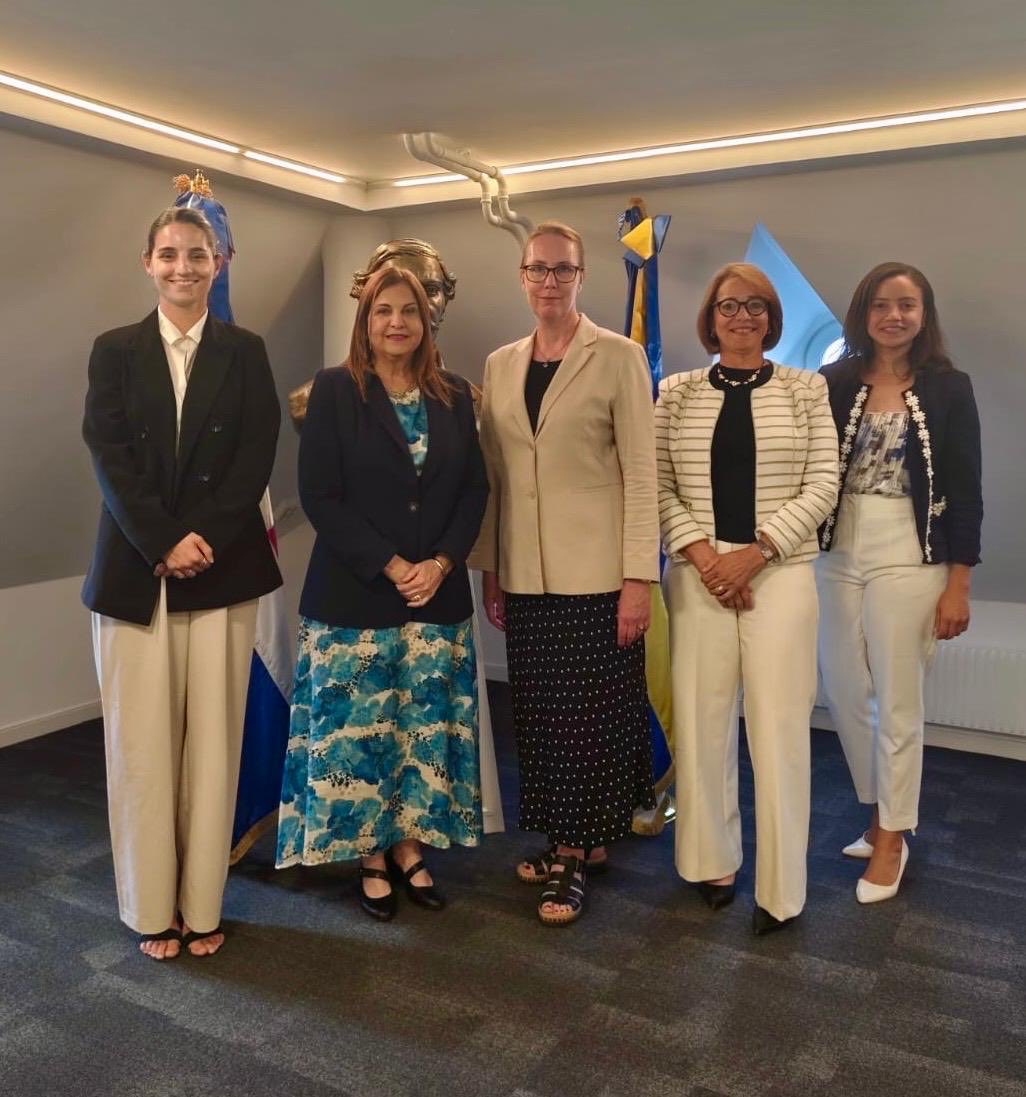 El 5 de agosto de 2025 La Embajadora de la República Dominicana ante el Reino de Suecia, S.E. Margarita Franco Zimmermann, tuvo el honor de recibir en la sede a Su Excelencia Anna Craenen, nueva Embajadora del Reino de Suecia en Cuba, y concurrente ante la República Dominicana.