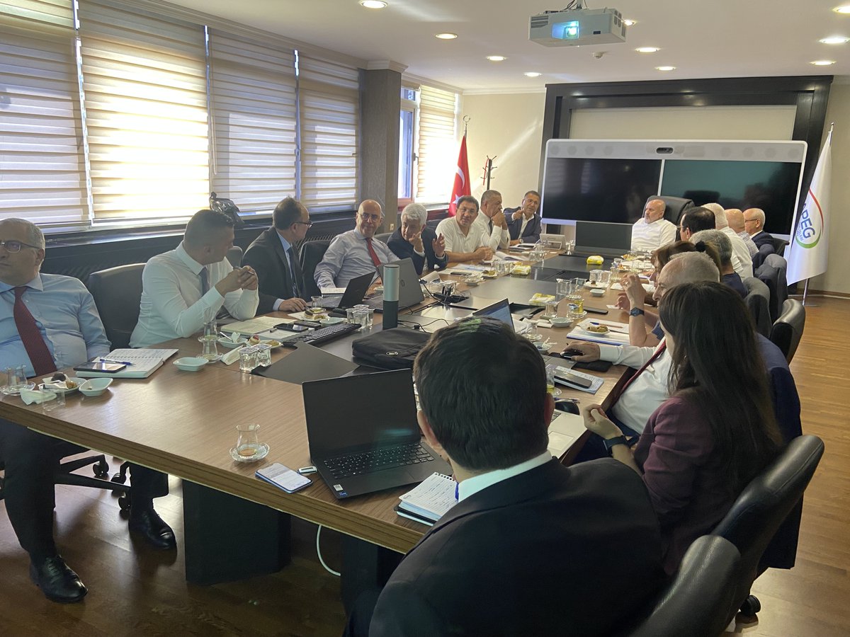 Maden Platformu olarak MAPEG Genel Müdürü, Genel Müdür Yardımcıları ve Daire Başkanları ile Maden Yönetmeliği taslağı üzerinde toplantı gerçekleştirildi. Toplantıya derneğimizi temsilen Yönetim Kurulu Başkanımız Sayın Temel Yaz ile Genel Sekreterimiz Sayın Çağlar Tanın katıldı.