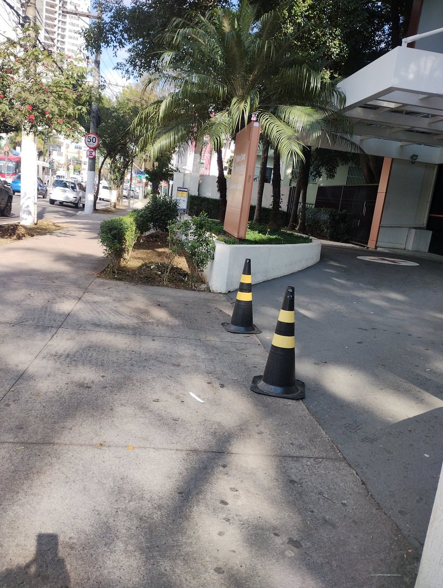 Levei um tombo, fui para o convênio, centro clínico zona sul da Hapvida Intermédica!
Chegando lá , os dois aparelhos de RX quebrados? Oi?
Falta de respeito , convênio de bosta !
Alô <a href="/hapvidasaude01/">HAPVIDA SAUDE</a> , estou fazendo a denuncia nesse momento para agência nacional de saúde !