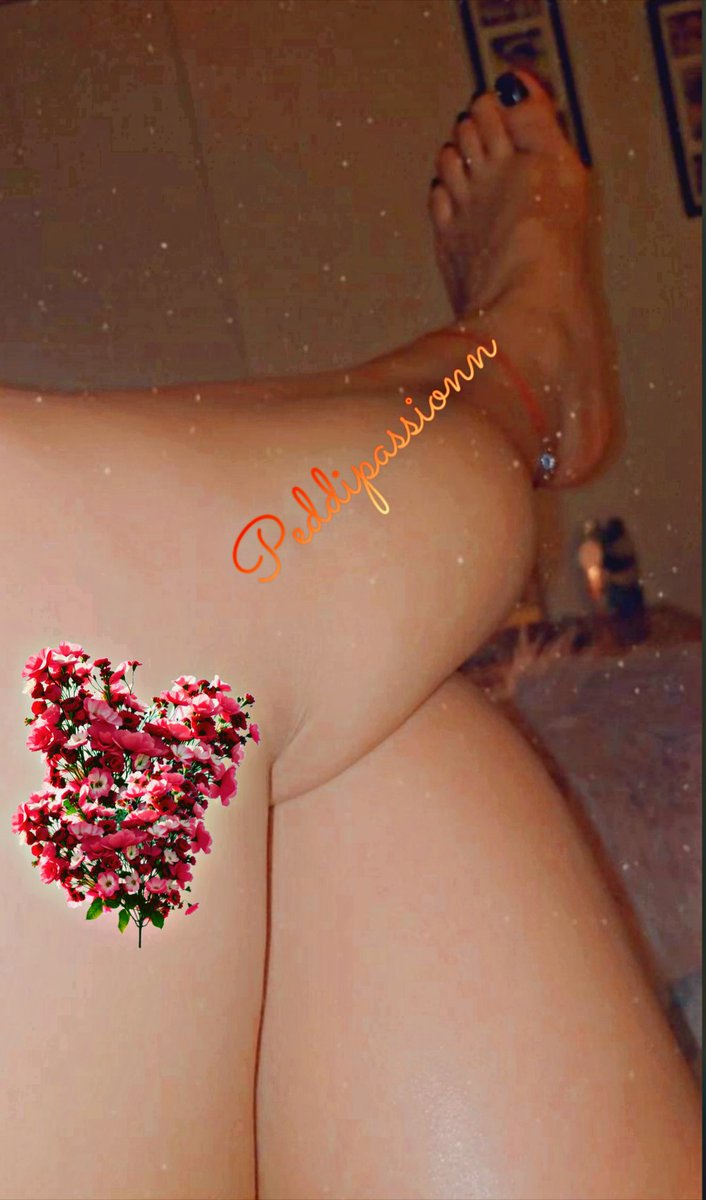 Peddipassionn's tweet photo. Relaxing 🌙 #feetworshi̇p #feetfetısh https://t.co/X472jfHdWY