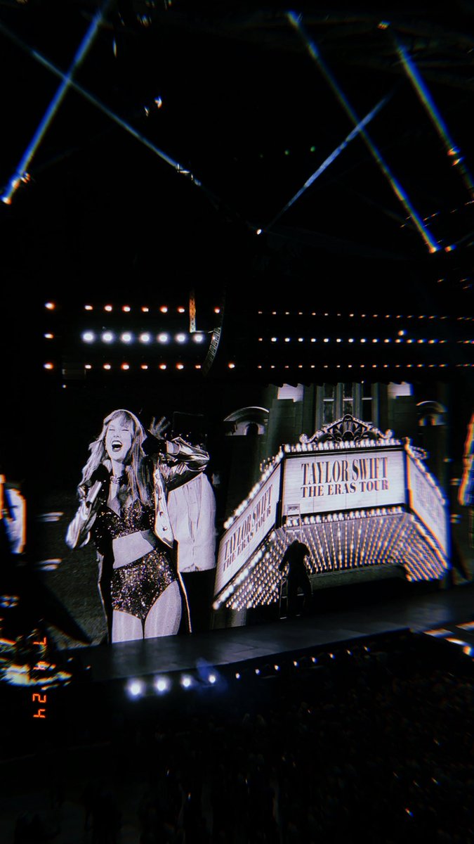 soitssgoes's tweet image. the life of a show girl  vs the life of a fangirl
#TSTheLifeofaShowgirl