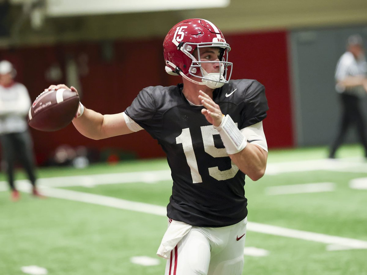 Why Alabama named Ty Simpson the starting QB, according to OC Ryan Grubb:

-Takes care of the ball (1 INT in fall camp)
-Incredible playmaker on the move
-Understands the concepts
-Ability to command
-Creates out of the pocket
-Makes great decisions

🔗 atozsports.com/college-footba…