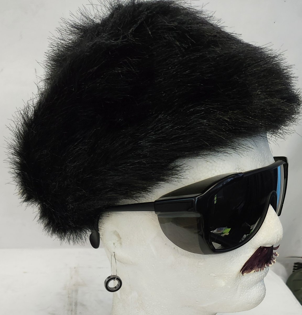 Surplus! Paris Fashion Week here we come ready or not. Earings ✔️ Hat ✔️ Glasses ✔️