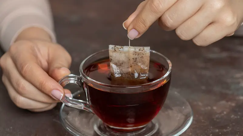 🍵 الشاي مشروب صحي ولذيذ، لكن أخطاء بسيطة قد تجعله ضارًا:
☕ تركيز مفرط أو تخمير طويل
🔥 شربه ساخن جدًا
🥄 على معدة فارغة أو مباشرة بعد الأكل
✅ الأفضل: شاي معتدل بعد نصف ساعة من الوجبة.
#صحة  #شاي