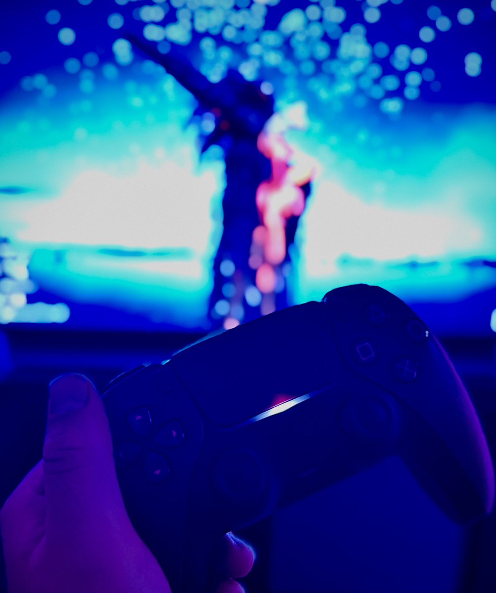 Madre mía el calor y humedad de hoy está siendo una cosa🫠

Tarde de Elden Ring y aire acondicionado🤭

Lo que estaba pensando hacer era sacarme el platino👀

Es la primera vez que siento que quiero exprimir a esos niveles un juego, nunca me saqué uno✌🏻

Buenas tardes familia💜