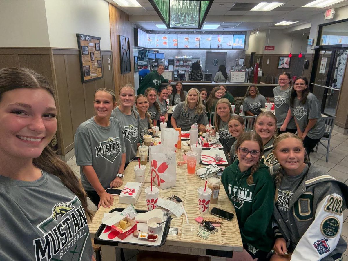 cunninghamB2028's tweet photo. Ola Softball GameDay Team Breakfast @OLA_HIGH_AD https://t.co/L7SBc2wzhK