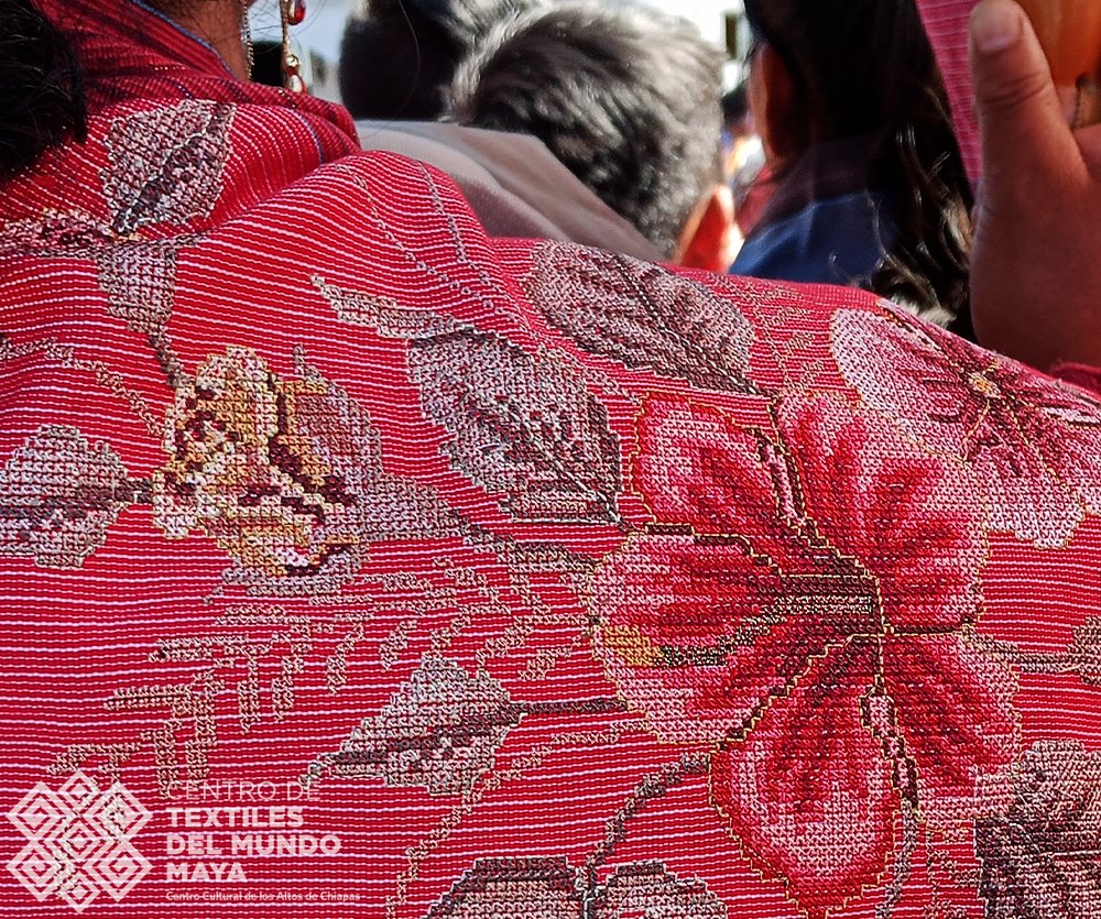 CentroTextiles's tweet photo. Fiesta de San Lorenzo en Zinacantán. Del 8 al 10 de agosto, la comunidad tzotzil de Zinacantán celebró a su santo patrono. Las calles se visten de música y flores y de trajes tradicionales que inundan de color uno de los festejos más significativos de Los Altos de Chiapas. https://t.co/qxdCSPNnlq