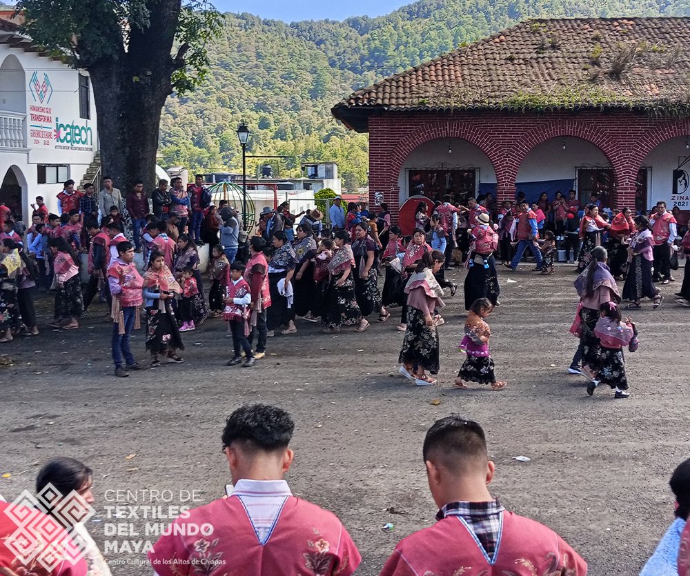 CentroTextiles's tweet photo. Fiesta de San Lorenzo en Zinacantán. Del 8 al 10 de agosto, la comunidad tzotzil de Zinacantán celebró a su santo patrono. Las calles se visten de música y flores y de trajes tradicionales que inundan de color uno de los festejos más significativos de Los Altos de Chiapas. https://t.co/qxdCSPNnlq