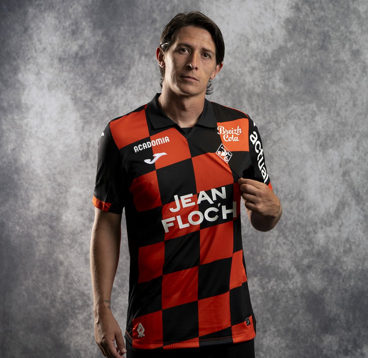 KC_Runz's tweet photo. This Lorient home shirt goes so hard! 🔥 The Skipper is ready! 🫡 

#LesMerlus 🟠⚫ https://t.co/cDqUpr7uHv