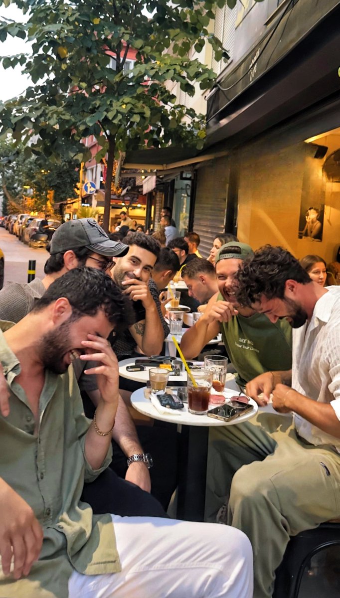 Ksjslsjsksjskksjsks kahkaha adamlar 😂

#BarışBaktaş #GökselKayahan #BurakAydemir #MertDemirci