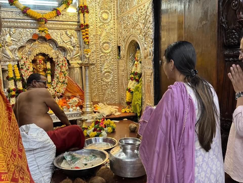 आमची कुलदेवी एकविरा आईचे “आज परिवारासह दर्शन घेतले.आईच्या पवित्र चरणी मन:पूर्वक नमन करून जीवनातील सुख, शांती व समृद्धीची प्रार्थना केली .

आईच्या कृपाशिर्वादाने जीवन सदैव आनंद, शांती सकारात्मकतेने भरून राहो… 

जय एकविरा देवी!”

#कुलदेवीएकविराआई #एकविरामाता #जयएकविरा