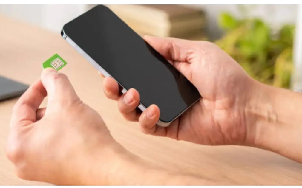 Bansgaon1989's tweet image. 82 लाख मोबाइल कनेक्शन बंद
सरकार ने साइबर क्राइम पर लगाम कसने के लिए आर्टिफिशियल इंटेलिजेंस और बिग डेटा टूल का इस्तेमाल कर 82 लाख फर्जी सिम बंद किए।
#CyberCrime #FakeSIM #DigitalIndia
रिपोर्ट: A K Singh, Neeraj Chauhan