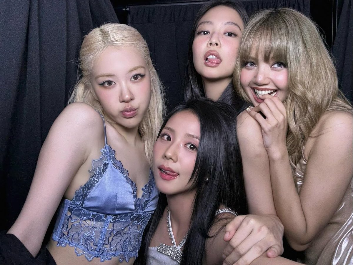 jendeukimi's tweet photo. Words will not be enough to explain how grateful I am to meet my members. I also feel lucky to be able to spend time together for 9 years with these beautiful ladies. In the future, I wish that we can be together until we get old. 🖤💕 https://t.co/SIPccT1sm5