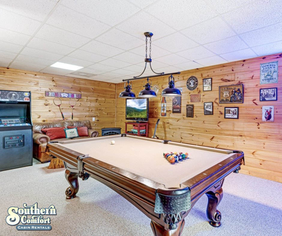 SoCoCabins's tweet photo. Bear Creek is the cozy mountain escape you have been waiting for! Unwind by the fire pit, relax in the hot tub under twinkling lights, or challenge friends in the game room. https://t.co/yiuyTHVADR