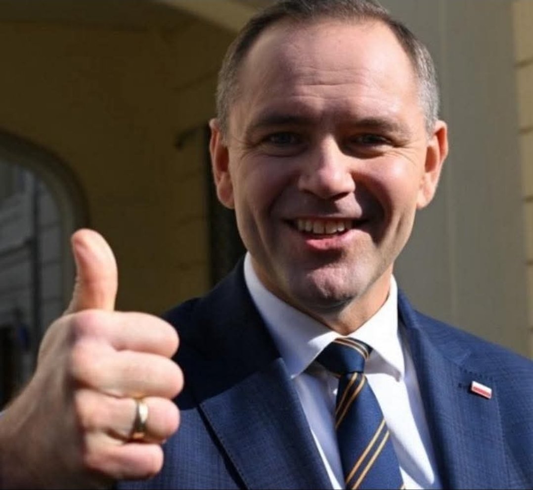 Lacraa6's tweet photo. Z FB.. 
Ależ to jest idealna i trafna charakterystyka prawej strony 👌‼️

Nie ma takiej gafy, wpadki ani kompromitacji, która mogłaby Nawrockiemu zaszkodzić po tamtej stronie. Może zablokować tańszy prąd dla ludzi, a oni i tak przyklasną, bo „pewnie miał powód”. Może pomylić rocznicę powstania z otwarciem nowego Orlika i wytłumaczą, że „nie każdy musi znać daty na pamięć”. Mógłby nawet pomylić hymny i zaśpiewać na akademii szkolnej „Ona tańczy dla mnie” zamiast „Mazurka Dąbrowskiego” a oni i tak stwierdziliby, że „przynajmniej zna słowa refrenu”.

Bo Nawrocki jest ich. I to w najbardziej dosłownym sensie. Jest jak ulubiony wujek z imienin, co to zawsze opowie sprośny dowcip, wypije pół litra, a potem wsiądzie za kierownicę „bo przecież blisko”. Jest jak sąsiad z bloku, który zawsze wie, kto kradnie rowery z piwnicy, ale nigdy nie zgłosi, bo „po co się wychylać”. Jest jak ten kolega z pracy, który potrafi przez pół roku udawać, że coś robi, a potem zgarnąć premię.

To Nawrocki na miarę ich możliwości. I ich ograniczeń. I ich marzeń, które kończą się na tym, żeby „tamtym się gorzej wiodło”. Prezydent z katalogu życzeń: cwany, ale nie za bardzo, żeby przypadkiem nie wydawał się mądrzejszy. Sprytny, ale głównie w omijaniu zasad, a nie w ich tworzeniu. Bez zbędnego czytania książek, bo z książek jeszcze ktoś mógłby zacząć zadawać trudne pytania.

Niechętny tym samym ludziom, co oni tym z dużych miast, z dobrymi szkołami, z innym światopoglądem. Wierzący w te same proste hasła, które można zmieścić na banerze, bo więcej treści i tak nikogo nie obchodzi.

I najważniejsze -Nawrocki nigdy ich nie podniesie ponad to, gdzie są. Nie da im więcej niż ich własne ambicje. On ich utwierdzi, że są dokładnie tam, gdzie trzeba. Że stoją na szczycie, choć to tylko wyższy krawężnik. I że bycie „takim jak my” to największy komplement, jaki można usłyszeć.

Reszta kraju może sobie drwić, ale tamten elektorat wie swoje. Bo w Polsce zawsze wygra ten, kto potrafi wbić łokcie w tłum i wyciągnąć talerz bigosu zanim inni zdążą podejść do stołu. Nawrocki to właśnie taki człowiek. Polityczny bigosiarz.