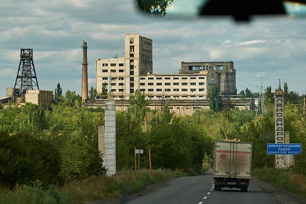 Staff members from the evacuation organization East SOS evacuate children from the city center amid the ongoing threat of Russian FPV attack drones on August 12, 2025 in Dobropillya, #Ukraine. 
Photos @pierrecrom <a href="/GettyImages/">Getty Images</a> 

gettyimages.nl/editorial-imag…

#Europe #war #Russia