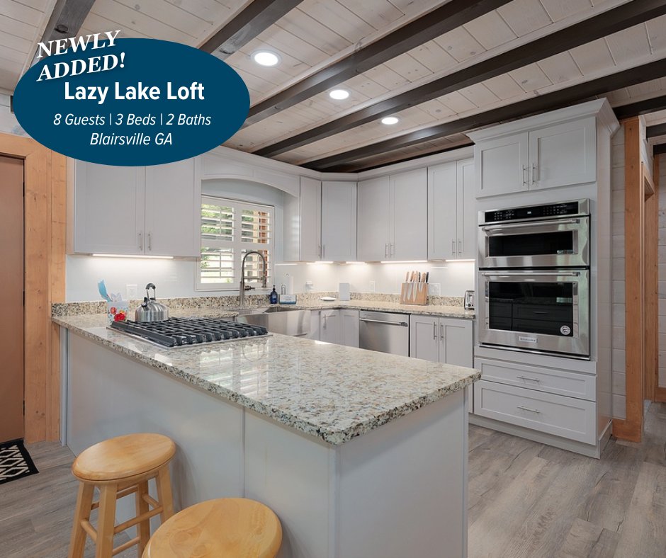 SoCoCabins's tweet photo. Introducing Lazy Lake Loft! Nestled on the peaceful shores of Lake Nottely in Blairsville, GA, this two-level lakefront retreat has it all, scenic views, a private dock, cozy fire pits, and stylish spaces made for relaxing. https://t.co/t0awXw6LaD