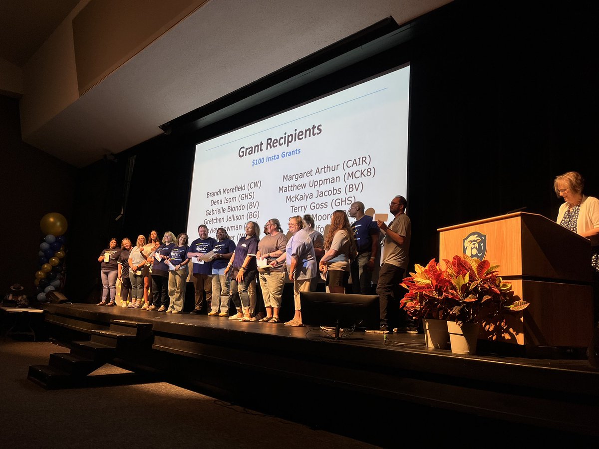 TheHelenRansom's tweet image. What a thrill Convocation was this morning! The energy in that room was phenomenal and I’m so excited to see all of the ways you spread #ALittleBitOfLove this school year! @GrandviewCSD4 @krodrequez @JClarkson1980 #FutureStrong #EmpowerPassion