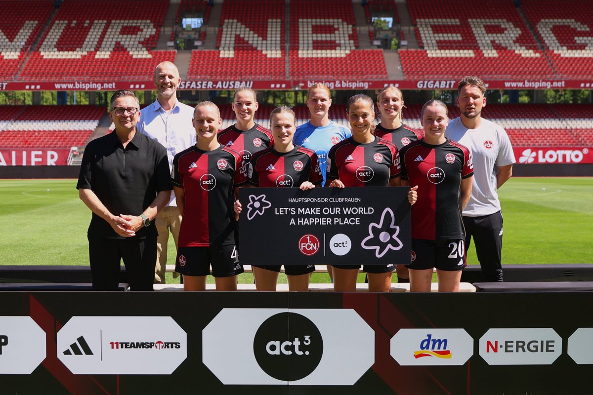 nuernberglife's tweet image. Sonnenschein, Aufstiegsstolz, neues Trikot: Heute stellten sich die #FCN-Frauen nach dem sofortigen Wiederaufstieg fürs Mannschaftsfoto 2025/26 auf – mit neuem Hauptsponsor act.3. Oberhaus, wir sind zurück! 

@clubfrauen 

#act3 #frauenfussball #Clubfrauen