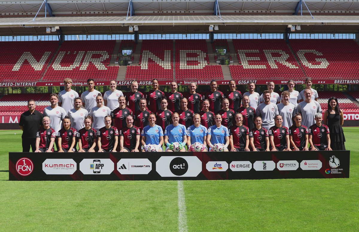 nuernberglife's tweet image. Sonnenschein, Aufstiegsstolz, neues Trikot: Heute stellten sich die #FCN-Frauen nach dem sofortigen Wiederaufstieg fürs Mannschaftsfoto 2025/26 auf – mit neuem Hauptsponsor act.3. Oberhaus, wir sind zurück! 

@clubfrauen 

#act3 #frauenfussball #Clubfrauen